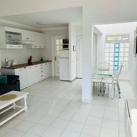아파트 Island Village Ocean View 아데제